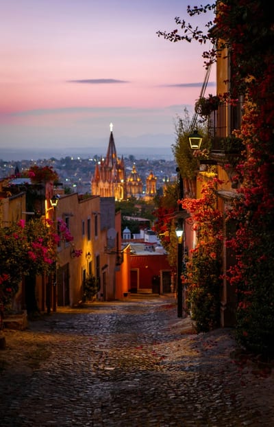 The pink Parroquia de San Miguel Arcángel at dusk, San Miguel de Allende, Mexico.
